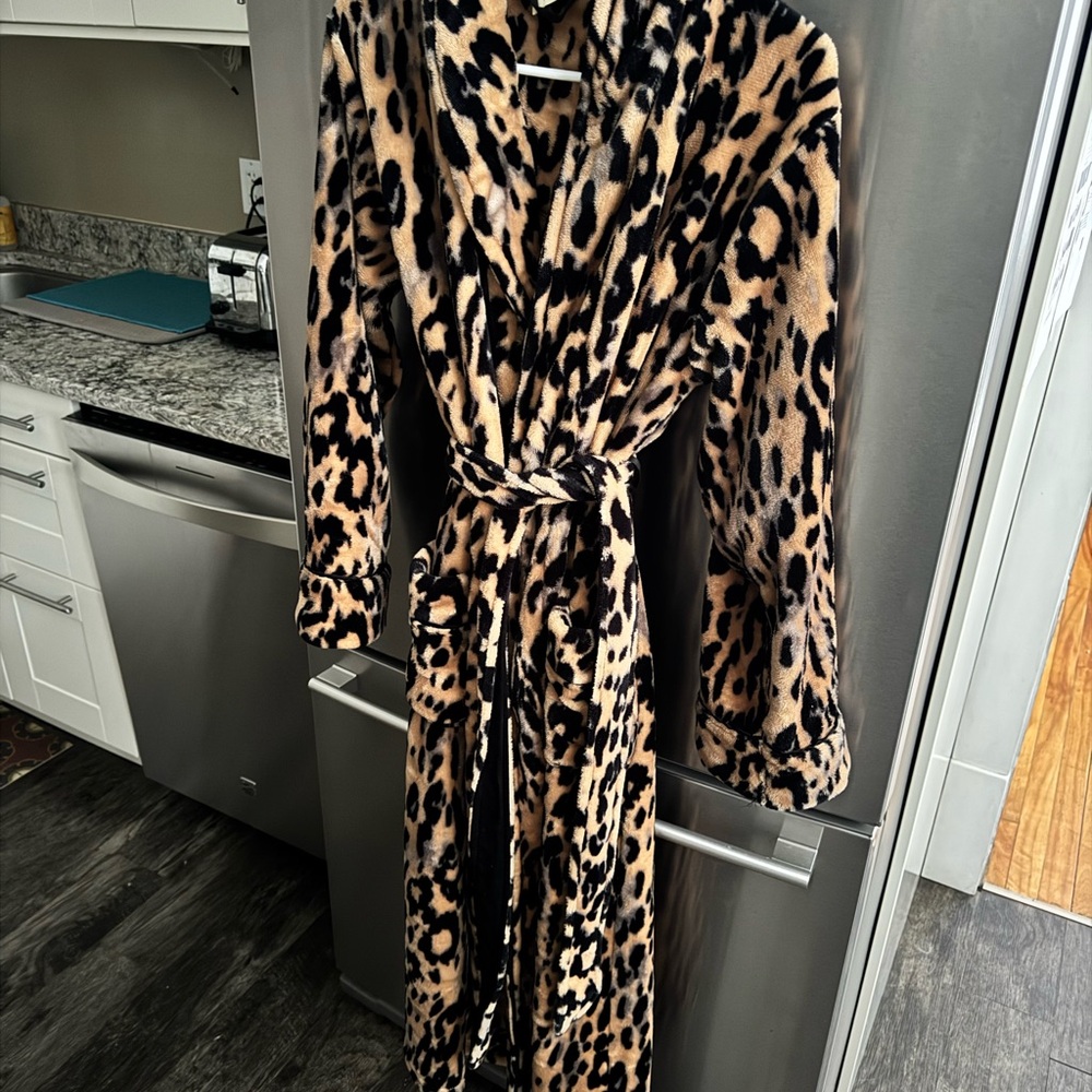Soma Leopard Print Plush Robe for Cozy Lounging
